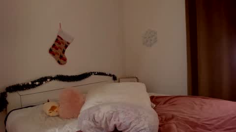 Snapshot of hannacrush chatting on 12/26/24, 09:55 HannahIm a simple girl who likes gifts Lovense is activeThere are legends that in this room all your wish can come true online show from 12/26/24, 09:55