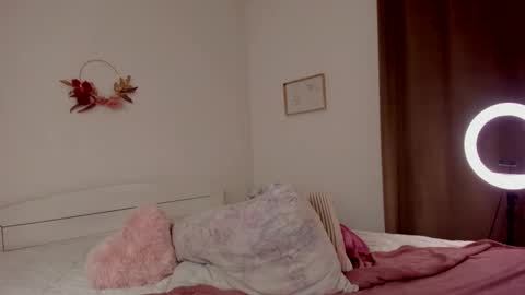 Snapshot of hannacrush chatting on 02/15/25, 08:22 HannahIm a simple girl who likes gifts Lovense is activeThere are legends that in this room all your wish can come true online show from 02/15/25, 08:22