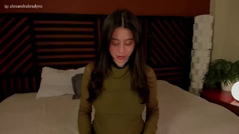 Snapshot of hannah_brady chatting on 02/25/26, 12:53 Hannah online show from 02/25/26, 12:53