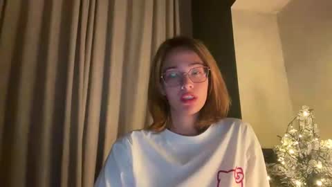 Snapshot of hannahinto chatting on 12/15/25, 05:12 hannahinto online show from 12/15/25, 05:12