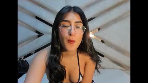 Snapshot of hannaliss18 chatting on 11/19/25, 05:07 Hanna online show from 11/19/25, 05:07