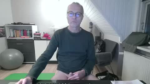 Snapshot of hanse_1 chatting on 12/11/24, 04:42 Hanse online show from 12/11/24, 04:42