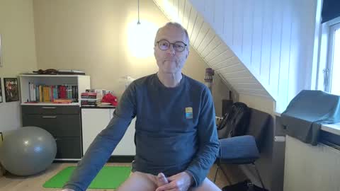 Snapshot of hanse_1 chatting on 12/16/24, 08:20 Hanse online show from 12/16/24, 08:20