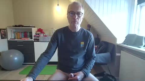 Snapshot of hanse_1 chatting on 12/20/24, 10:38 Hanse online show from 12/20/24, 10:38