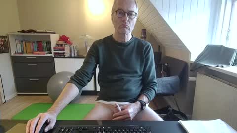 Snapshot of hanse_1 chatting on 12/29/24, 09:28 Hanse online show from 12/29/24, 09:28