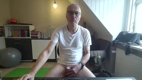 Snapshot of hanse_1 chatting on 02/25/25, 01:39 Hanse online show from 02/25/25, 01:39