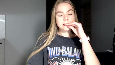 happy_fox_ online show from 11/22/25, 05:56