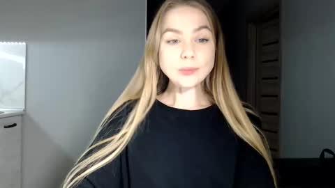 happy_fox_ online show from 12/14/25, 06:23