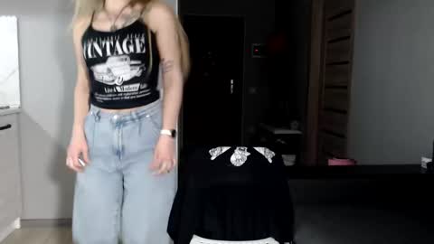 happy_fox_ online show from 03/16/26, 09:08