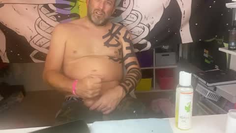 Snapshot of happyendingstory chatting on 01/04/25, 11:43 Josh Hamilton online show from 01/04/25, 11:43