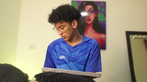 Snapshot of harrytwink18 chatting on 12/12/24, 01:17 HARRY online show from 12/12/24, 01:17