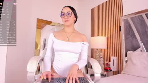 Snapshot of hazel_ross_tcw chatting on 02/19/25, 12:22 Hazel online show from 02/19/25, 12:22