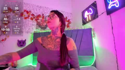 Snapshot of hecate_queen chatting on 10/27/25, 12:20 Hecate Queen online show from 10/27/25, 12:20