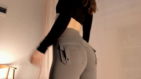 Snapshot of hee_jeen chatting on 02/26/25, 02:25 Jeen online show from 02/26/25, 02:25