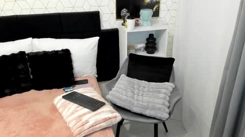 Snapshot of heidixcutie chatting on 02/18/25, 04:48 Heidi online show from 02/18/25, 04:48