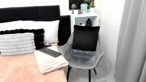 Snapshot of heidixcutie chatting on 02/20/25, 05:01 Heidi online show from 02/20/25, 05:01