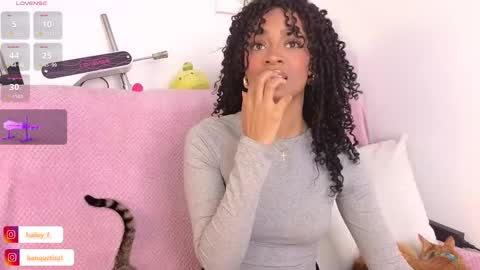 Snapshot of heily_fox chatting on 02/17/25, 08:36 HEILY online show from 02/17/25, 08:36