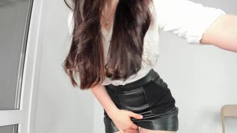 Snapshot of helen__spark__ chatting on 12/17/25, 02:06 Hi I am Helen online show from 12/17/25, 02:06