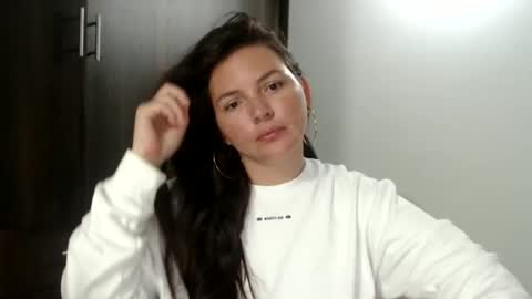 Snapshot of helena018 chatting on 10/16/25, 11:00 helena online show from 10/16/25, 11:00