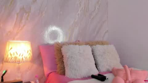 Helena Santos  online show from 05/18/26, 01:28