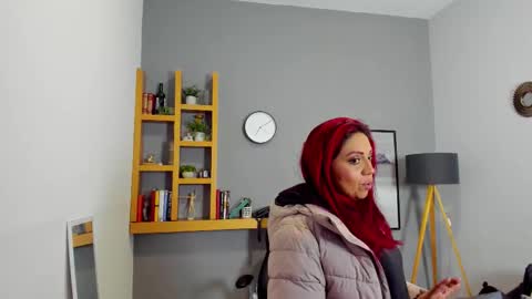 Snapshot of helenaduque_ chatting on 12/15/25, 11:47 Helena online show from 12/15/25, 11:47