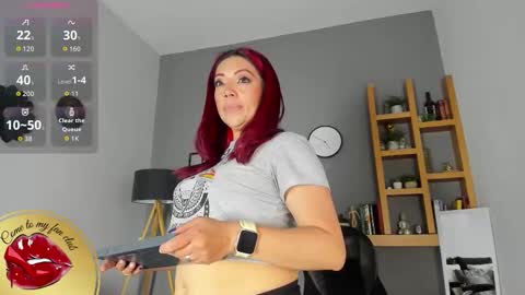 Snapshot of helenaduque_ chatting on 12/21/25, 11:28 Helena online show from 12/21/25, 11:28