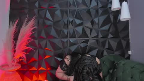 Helena Saenz online show from 12/15/25, 12:20