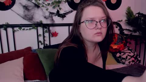 helendanvers online show from 11/04/25, 09:52