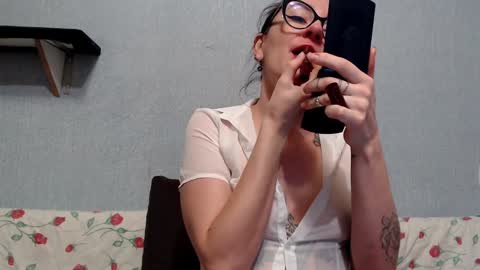 Snapshot of helenred chatting on 12/29/24, 10:56 HelenRed online show from 12/29/24, 10:56