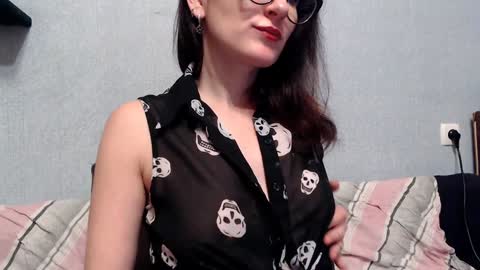 Snapshot of helenred chatting on 12/30/24, 01:03 HelenRed online show from 12/30/24, 01:03