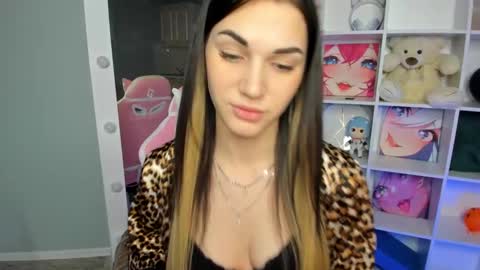 Snapshot of hellen__moore chatting on 12/04/24, 01:03 GTM3Mon Tue Wed Thu Fri San 0400 am-1030pm online show from 12/04/24, 01:03