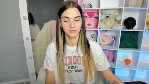 Snapshot of hellen__moore chatting on 12/06/24, 01:07 GTM3Mon Tue Wed Thu Fri San 0400 am-1030pm online show from 12/06/24, 01:07