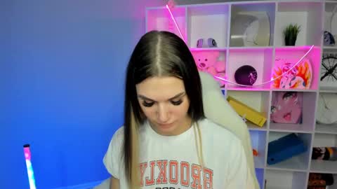 Snapshot of hellen__moore chatting on 12/23/24, 01:08 GTM3Mon Tue Wed Thu Fri San 0400 am-1030pm online show from 12/23/24, 01:08