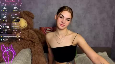 Snapshot of hellen__moore chatting on 10/21/25, 01:17 GTM3Mon Tue Wed Thu Fri San 0400 am-1030pm online show from 10/21/25, 01:17