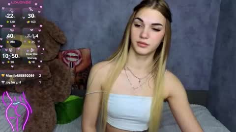 Snapshot of hellen__moore chatting on 10/28/25, 12:47 GTM3Mon Tue Wed Thu Fri San 0400 am-1030pm online show from 10/28/25, 12:47