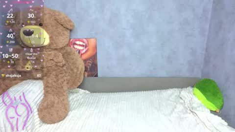 Snapshot of hellen__moore chatting on 11/09/25, 12:42 GTM3Mon Tue Wed Thu Fri San 0400 am-1030pm online show from 11/09/25, 12:42