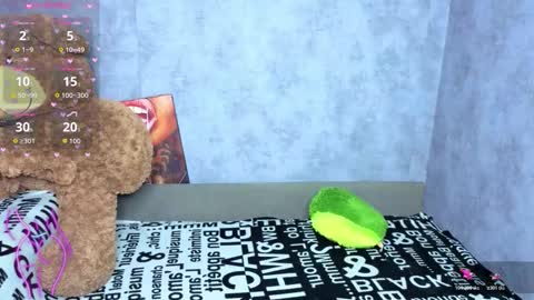 Snapshot of hellen__moore chatting on 11/13/25, 12:31 GTM3Mon Tue Wed Thu Fri San 0400 am-1030pm online show from 11/13/25, 12:31