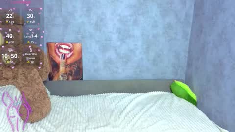 Snapshot of hellen__moore chatting on 11/20/25, 12:55 GTM3Mon Tue Wed Thu Fri San 0400 am-1030pm online show from 11/20/25, 12:55