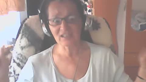hellenmarie online show from 10/11/25, 10:14