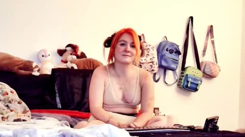 Snapshot of hellienadesroser chatting on 09/28/25, 03:34 HellienaDesroser online show from 09/28/25, 03:34