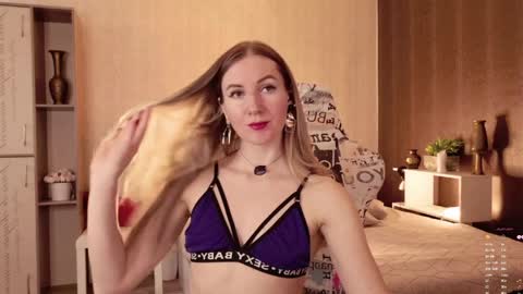 Alisia  Monday to Friday from 10 am to 4 pm GMT 2 online show from 04/07/26, 09:21