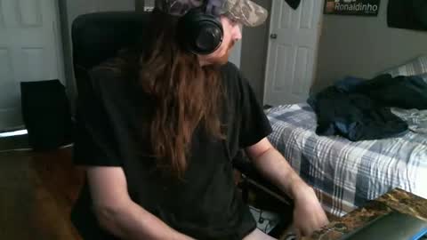Snapshot of hellothereimcoolyo chatting on 12/13/24, 12:50 longhairbeardedguy online show from 12/13/24, 12:50
