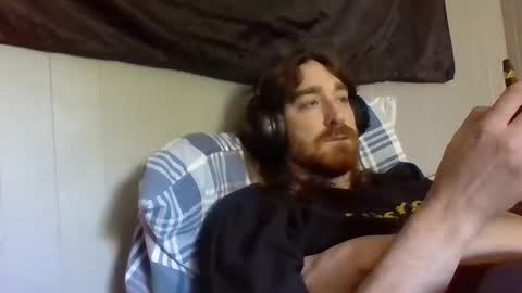 Snapshot of hellothereimcoolyo chatting on 04/19/26, 09:39 longhairbeardedguy online show from 04/19/26, 09:39