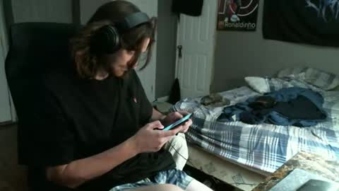 Snapshot of hellothereimcoolyo chatting on 04/27/26, 01:25 longhairbeardedguy online show from 04/27/26, 01:25