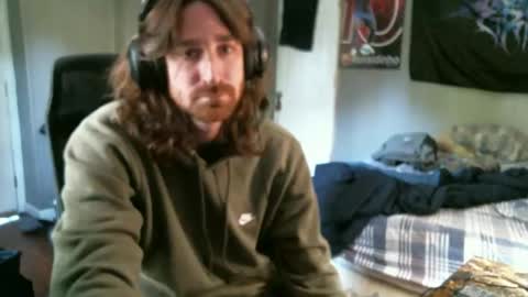 Snapshot of hellothereimcoolyo chatting on 05/03/26, 10:27 longhairbeardedguy online show from 05/03/26, 10:27