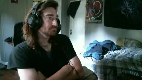 Snapshot of hellothereimcoolyo chatting on 05/05/26, 12:24 longhairbeardedguy online show from 05/05/26, 12:24