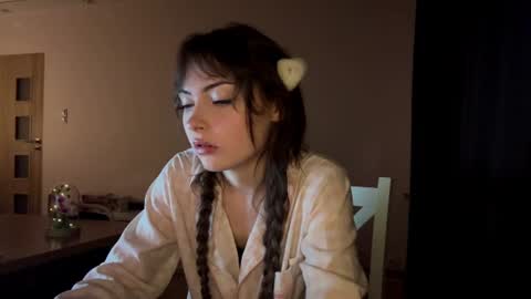 Snapshot of hellyluxury chatting on 06/19/26, 07:28 hellyluxury online show from 06/19/26, 07:28