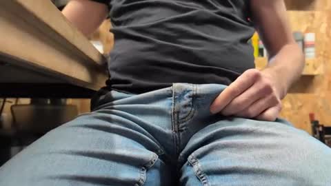 Snapshot of henkietien chatting on 12/11/24, 11:08 henkietien online show from 12/11/24, 11:08