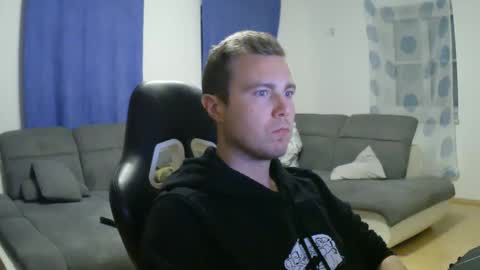 Snapshot of herbstenden chatting on 03/11/25, 07:03 John Pearl online show from 03/11/25, 07:03