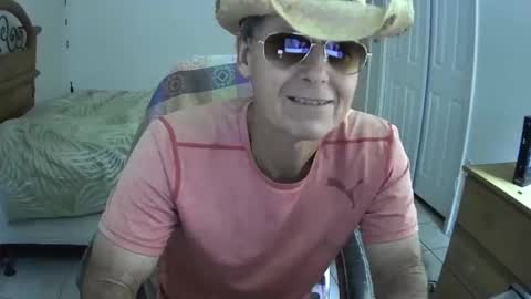 Snapshot of hewes1 chatting on 01/19/25, 03:32 hewes1 online show from 01/19/25, 03:32